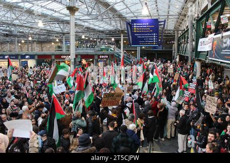 Edinburgh, Schottland, Großbritannien. November 2023. Demonstranten besetzen die Waverley Station, um Palästina zu unterstützen. Tausende palästinensischer Demonstranten bringen den Bahnhof Edinburgh Waverley fast zum Stillstand. Quelle: Fionnuala Carter/Alamy Live News Stockfoto