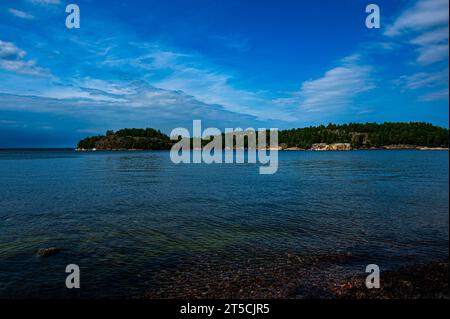 Felsige und Kiesstrände auf der Insel Grinda, Teil des Stockholmer Archipels Stockfoto