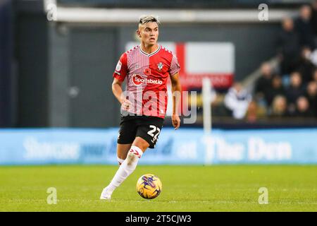 London, Großbritannien. November 2023. Southampton Mittelfeldspieler Carlos Alcaraz (22) während des SKY Bet EFL Championship Matches von Millwall FC gegen Southampton FC im den, London, England, Großbritannien am 4. November 2023 Credit: Every Second Media/Alamy Live News Stockfoto