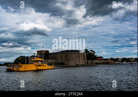 Eine Fähre, die die kurze Strecke von Vaxholmen nach Vaxholm im Stockholmer Archipel bringt Stockfoto