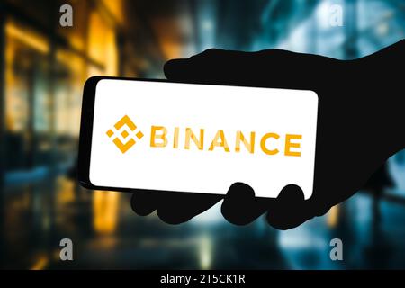 Binance-Kryptowährung wird auf dem Smartphone angezeigt Stockfoto