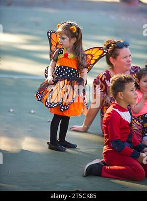 Halloweenpalooza - Dennis, Massachusetts auf Cape Cod. Eine Familienfeier an Halloween. Ein junger Schmetterling in der Menge. Stockfoto