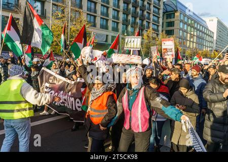 Pro-palästinensische und linksradikale Vereine demonstrieren in Berlin-Mitte. Der Demonstrationszug führte unter strengen Auflagen über unter den Linden, Friedrichstraße bis zum Potsdamer Platz. News, Israel-Konflikt, Grossdemo, Solidarität mit Palästina, Berlin, Deutschland, *** Pro-palästinensische und linksradikale Verbände demonstrieren in Berlin Mitte demonstrationsmarsch unter strengen Bedingungen über unter den Linden, Friedrichstraße zum Potsdamer Platz Nachrichten, Israel-Konflikt, Großdemonstration, Solidarität mit Palästina, Berlin, Deutschland, Quelle: Imago/Alamy Live News Stockfoto