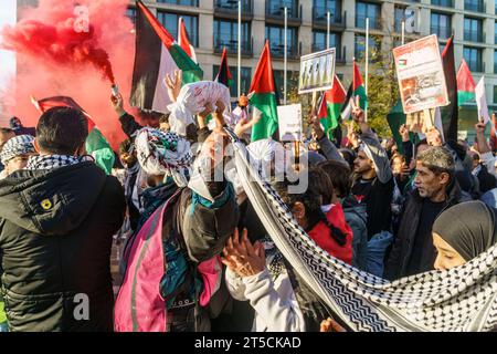 Pro-palästinensische und linksradikale Vereine demonstrieren in Berlin-Mitte. Der Demonstrationszug führte unter strengen Auflagen über unter den Linden, Friedrichstraße bis zum Potsdamer Platz. News, Israel-Konflikt, Grossdemo, Solidarität mit Palästina, Berlin, Deutschland, *** Pro-palästinensische und linksradikale Verbände demonstrieren in Berlin Mitte demonstrationsmarsch unter strengen Bedingungen über unter den Linden, Friedrichstraße zum Potsdamer Platz Nachrichten, Israel-Konflikt, Großdemonstration, Solidarität mit Palästina, Berlin, Deutschland, Quelle: Imago/Alamy Live News Stockfoto