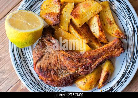 Schweinefleisch mit Kartoffeln, im Ofen gebacken Stockfoto