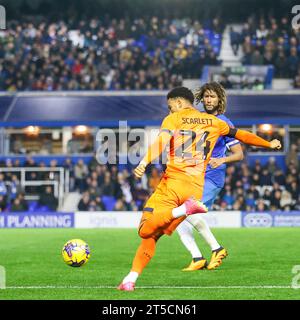 Birmingham, Großbritannien. November 2023. Dane Scarlett von Ipswich fährt am 4. November 2023 in St Andrews, Birmingham, England, um den Ball zu erreichen, der während des EFL Sky Bet Championship-Spiels zwischen Birmingham City und Ipswich Town gespielt wurde. Foto von Stuart Leggett. Nur redaktionelle Verwendung, Lizenz für kommerzielle Nutzung erforderlich. Keine Verwendung bei Wetten, Spielen oder Publikationen eines einzelnen Clubs/einer Liga/eines Spielers. Quelle: UK Sports Pics Ltd/Alamy Live News Stockfoto