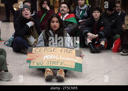 London, Großbritannien. November 2023. Setzen Sie sich in der Charing Cross Station zusammen. Pro palästinensischer Aktionstag. Quelle: JOHNNY ARMSTEAD/Alamy Live News Stockfoto