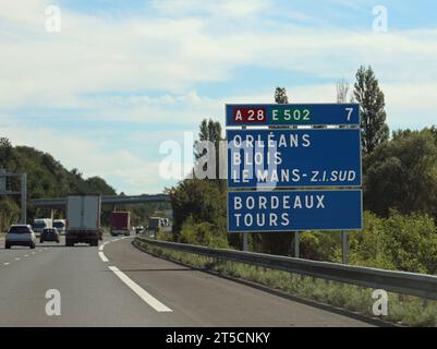 Straßenschilder auf der französischen Autobahn mit Namen oder Hauptstädten Frankreichs und Pfeilen Stockfoto