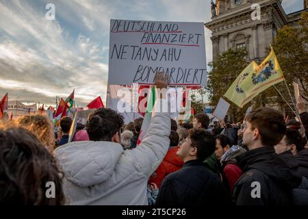 Tausende Demonstranten gingen am 4. November 2023 zu einer pro-palästinensischen Kundgebung auf die Straßen des Berliner Stadtteils. Die Berliner Polizei schätzte die Menge auf über 6.000. Die Demonstration begann am Neptunbrunnen, der sich in der Nähe des Roten Rathauses befindet. Die Luft war erfüllt von den Klängen von Gesängen und Slogans, mit „Freiheit für Palästina“, die durch die Straßen hallten. Die Teilnehmer wurden gesehen, wie sie Schilder mit Phrasen wie „stoppt den Völkermord in Gaza. " Als Reaktion auf die leidenschaftlichen Solidaritätsbekundungen hat die Berliner Polizei ernsthaft daran erinnert, dass alle Hassbekundungen, einschließlich eines Stockfoto