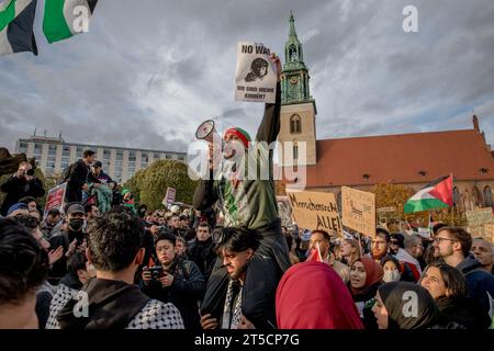 Berlin, Deutschland. November 2023. Tausende Demonstranten gingen am 4. November 2023 zu einer pro-palästinensischen Kundgebung auf die Straßen des Berliner Stadtteils. Die Berliner Polizei schätzte die Menge auf über 6.000. Die Demonstration begann am Neptunbrunnen, der sich in der Nähe des Roten Rathauses befindet. Die Luft war erfüllt von den Klängen von Gesängen und Slogans, und die „Freiheit für Palästina“ hallte durch die Straßen. Die Teilnehmer wurden gesehen, wie sie Schilder mit Phrasen wie „stoppt den Völkermord in Gaza“ hochhielten. Quelle: ZUMA Press, Inc./Alamy Live News Stockfoto