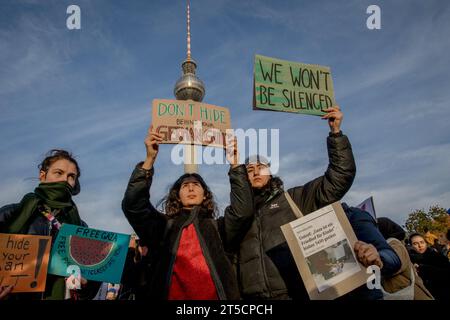Berlin, Deutschland. November 2023. Tausende Demonstranten gingen am 4. November 2023 zu einer pro-palästinensischen Kundgebung auf die Straßen des Berliner Stadtteils. Die Berliner Polizei schätzte die Menge auf über 6.000. Die Demonstration begann am Neptunbrunnen, der sich in der Nähe des Roten Rathauses befindet. Die Luft war erfüllt von den Klängen von Gesängen und Slogans, und die „Freiheit für Palästina“ hallte durch die Straßen. Die Teilnehmer wurden gesehen, wie sie Schilder mit Phrasen wie „stoppt den Völkermord in Gaza“ hochhielten. Quelle: ZUMA Press, Inc./Alamy Live News Stockfoto