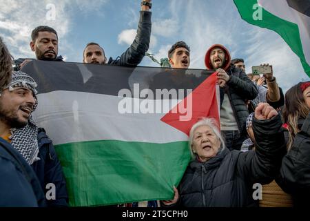 Berlin, Deutschland. November 2023. Tausende Demonstranten gingen am 4. November 2023 zu einer pro-palästinensischen Kundgebung auf die Straßen des Berliner Stadtteils. Die Berliner Polizei schätzte die Menge auf über 6.000. Die Demonstration begann am Neptunbrunnen, der sich in der Nähe des Roten Rathauses befindet. Die Luft war erfüllt von den Klängen von Gesängen und Slogans, und die „Freiheit für Palästina“ hallte durch die Straßen. Die Teilnehmer wurden gesehen, wie sie Schilder mit Phrasen wie „stoppt den Völkermord in Gaza“ hochhielten. Quelle: ZUMA Press, Inc./Alamy Live News Stockfoto