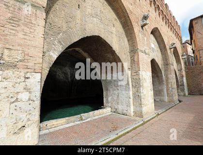 Berühmter Brunnen mit Quellwasser namens FONTEBRANDA in Siena in Mittelitalien Stockfoto