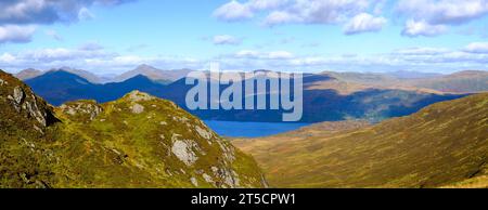 Blick auf Loch Katerina von einem Spaziergang zum Ben Venue Gipfel in Scottish Highlands Stockfoto