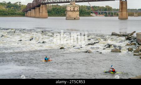 Granite City, Il, USA - 8. Oktober 2023: Zwei Wildwasserkayaker spielen und trainieren unter dem Low Water Dam am am Mississippi River bei Chain of Rocks n Stockfoto