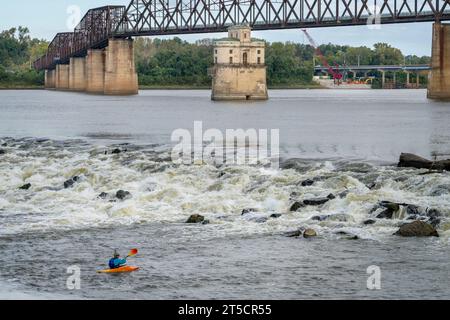 Granite City, Il, USA – 8. Oktober 2023: Ein einsamer Wildwasserkayaker unterhalb des Low Water Dam am Mississippi River bei Chain of Rocks in der Nähe von St Louis, MIS Stockfoto