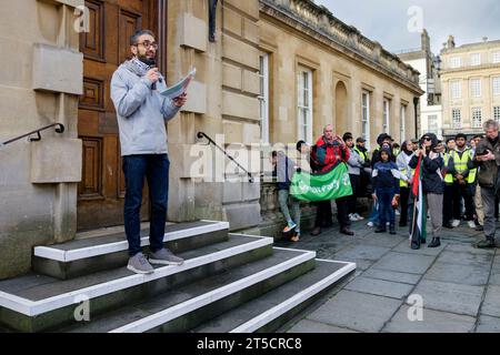 Bath, UK. November 2023. Vor einem protestmarsch durch die Straßen von Bath wird vor der Abtei Bath ein Palästinenser abgebildet, der mit propalästinensischen Anhängern spricht, die aufgetaucht sind, um ihre Unterstützung für das palästinensische Volk zu zeigen und jetzt einen Waffenstillstand zu fordern. Der protestmarsch „Waffenruhe jetzt“ und die Kundgebung wurden abgehalten, damit die Menschen solidarisch mit dem palästinensischen Volk stehen und gegen die jüngsten israelischen Aktionen im Gaza-Streifen protestieren konnten. Quelle: Lynchpics/Alamy Live News Stockfoto