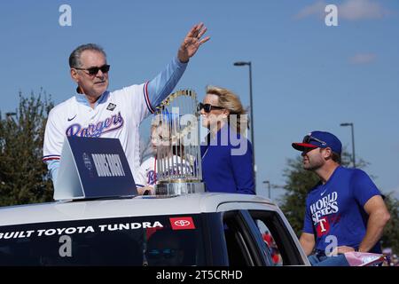 Arlington, USA. November 2023. Arlington, Texas, USA: Bruce Bochy, Manager der Texas Rangers, nimmt am Freitag, den 3. November 2023, auf den Straßen des Unterhaltungsviertels von Arlington und vor dem Globe Life Field an der Parade Teil, die ihre Weltmeisterschaft 2023 feiert. (Foto: Javier Vicencio/Eyepix Group/SIPA USA) Credit: SIPA USA/Alamy Live News Stockfoto