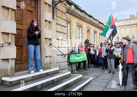 Bath, UK. November 2023. Vor einem protestmarsch durch die Straßen von Bath wird eine Palästinenserin vor der Abtei von Bath abgebildet, während sie mit propalästinensischen Unterstützern spricht, die aufgetaucht sind, um ihre Unterstützung für das palästinensische Volk zu zeigen und einen Waffenstillstand zu fordern. Der protestmarsch „Waffenruhe jetzt“ und die Kundgebung wurden abgehalten, damit die Menschen solidarisch mit dem palästinensischen Volk stehen und gegen die jüngsten israelischen Aktionen im Gaza-Streifen protestieren konnten. Quelle: Lynchpics/Alamy Live News Stockfoto