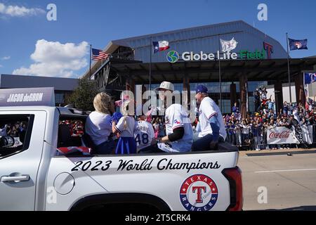 Arlington, USA. November 2023. Arlington, Texas, USA: Jacob deGrom, Pitcher der Texas Rangers, nimmt am Freitag, den 3. November 2023, auf den Straßen des Unterhaltungsviertels von Arlington und vor dem Globe Life Field an der Parade Teil, die ihre Weltmeisterschaft 2023 feiert. (Foto: Javier Vicencio/Eyepix Group/SIPA USA) Credit: SIPA USA/Alamy Live News Stockfoto