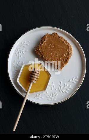 Erdnussbutter-Sandwich und Honig Stockfoto