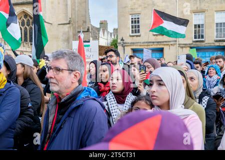 Bath, UK. November 2023. Pro-palästinensische Unterstützer werden vor der Abtei von Bath abgebildet und hören Reden, bevor sie an einem protestmarsch durch Bath teilnehmen. Der protestmarsch „Waffenruhe jetzt“ und die Kundgebung wurden abgehalten, um es den Menschen zu ermöglichen, ihre Unterstützung und Solidarität mit dem palästinensischen Volk zu zeigen und gegen Israels jüngste Aktionen im Gaza-Streifen zu protestieren. Quelle: Lynchpics/Alamy Live News Stockfoto