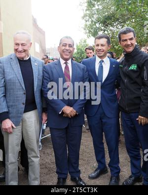 New York, NY, USA. November 2023. Mehrheitsführer Chuck Schumer, Abgeordneter Adriano Espaillat, Sekretär Pete Buttigieg und Ydanis Rodriguez, Kommissar des NYC-Departements für Verkehr am Standort der 2nd Avenue Subway in East Harlem, New York City am 4. November 2023.Zehntausende von New Yorkern sind auf dem Weg. die derzeit in einer Transitwüste leben. die Bauarbeiten für die lange ruhende Second Avenue-U-Bahn-Linie in East Harlem sollen beginnen. Quelle: ZUMA Press, Inc./Alamy Live News Stockfoto