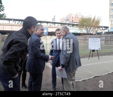 New York, NY, USA. November 2023. Ydanis Rodriguez, Kommissar des Verkehrsministeriums von New York City, Vertreter Adriano Espaillat, Sekretär Pete Buttigieg und Mehrheitsführer Chuck Schumer am 4. November 2023 am Standort der 2nd Avenue Subway in East Harlem, New York City. die derzeit in einer Transitwüste leben. die Bauarbeiten für die lange ruhende Second Avenue-U-Bahn-Linie in East Harlem sollen beginnen. Quelle: ZUMA Press, Inc./Alamy Live News Stockfoto