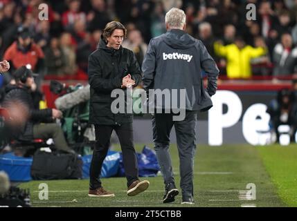 Brentford-Manager Thomas Frank (links) feiert, wie der letzte Pfiff ertönt, bevor er David Moyes nach dem Spiel der Premier League im Gtech Community Stadium, London, die Hand schüttelt. Bilddatum: Samstag, 4. November 2023. Stockfoto