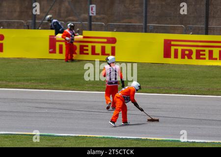 Sao Paulo, Brasilien. November 2023. Sao Paulo, Brasilien. November 2023. DIE ARBEITER reinigen die Strecke nach dem Absturz von ESTEBAN OCON während des Sprint Shootouts im Rahmen des F1 Sao Paulo Grand Prix 2023 im Autodromo Jose Carlos Pace am 4. November 2023 in Sao Paulo, Brasilien. Credit: Ruano Carneiro/Carneiro Images/Alamy Live News Credit: Ruano Carneiro/Carneiro Images/Alamy Live News Stockfoto