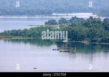 Fischerboot auf Kaptai See, Rangamati, Chittagong, Bangladesch. Stockfoto