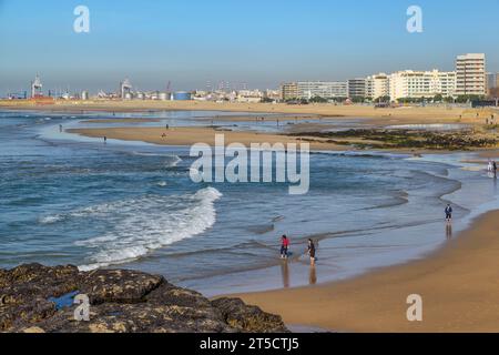 Touristen, die am Ufer des Atlantiks in Praia do Castelo do Queijo in der Stadt Porto, Portugal, Europa spazieren Stockfoto