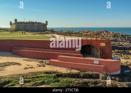 Der Aussichtspunkt der Cheese Castle Bridge und das Fort Saint Francis Xavier, eine Festung aus dem 17. Jahrhundert in Porto, Portugal, Europa Stockfoto