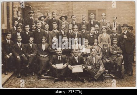 Kriegsdienstverweigerer und Unterstützer fotografierten in Nottingham während des Ersten Weltkriegs (wahrscheinlich Anfang 1916). Drei Männer halten Zeitungen auf, darunter die No-Conscription Fellowship-Zeitschrift Tribunal (die möglicherweise von seinem Herausgeber will Chamberlain gehalten wird) und die unabhängige Labour Party-Zeitung Labour Leader. Der Mann, der die Zeitung in der zweiten Reihe hält, ähnelt stark dem Anarchist Aldred. Stockfoto