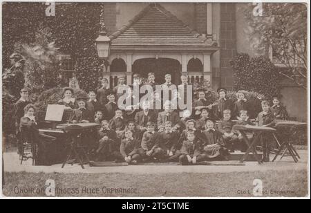 Der Chor der Prinzessin Alice Orphanage in Erdington, Birmingham, Anfang des 20. Jahrhunderts. Die Kinder und Lehrer sind vor dem Haus mit einer Auswahl an Musikinstrumenten gruppiert Stockfoto