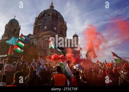 Pro-palästinensische und linksradikale Vereine demonstrieren Alexanderplatz in Berlin-Mitte. Der Demonstrationszug führte unter strengen Auflagen über Stockfoto