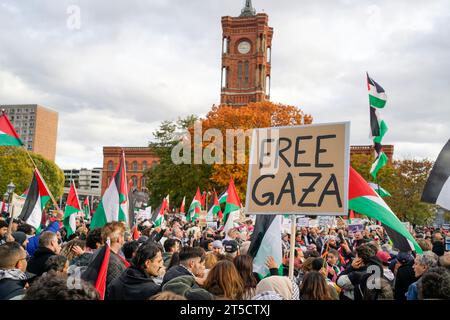 Pro-palästinensische und linksradikale Vereine demonstrieren am Neptunbrunnen beim Alexanderplatz in Berlin-Mitte. Der Demonstrationszug führte unter Stockfoto