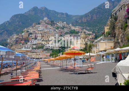 Positano Stadt vom Strand Spiaggia Grande mit Liegestühlen aus gesehen Stockfoto