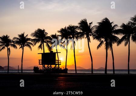 Palmen und Rettungsschwimmer am Copacabana Beach bei Sonnenaufgang Stockfoto