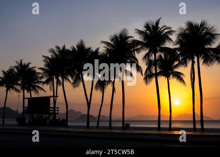 Palmen und Rettungsschwimmer am Copacabana Beach bei Sonnenaufgang Stockfoto