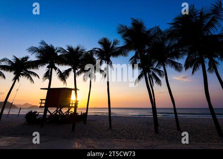 Palmen und Rettungsschwimmer am Copacabana Beach bei Sonnenaufgang Stockfoto