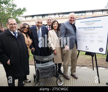 New York, NY, USA. November 2023. Kongressabgeordneter Jerry Nadler, Veronica Vanterpool, Stellvertretende Freihandelszone der Verwaltung, Charlie Rangel, ehemaliges Mitglied des US-Repräsentantenhauses, Adriano Espaillat, Mitglied des US-Repräsentantenhauses, Gouverneur des Staates New York, Kathy Hochul, und Mehrheitsführer Chuck Schumer an der Stelle, wo die 2nd Avenue Subway in East Harlem, New York City, am 4. November 2023 fertiggestellt wird. die derzeit in einer Transitwüste leben. die Bauarbeiten für die lange ruhende Second Avenue-U-Bahn-Linie in East Harlem sollen beginnen. Cred Stockfoto