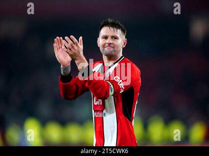 Oliver Norwood von Sheffield United begrüßt die Fans am Ende des Premier League-Spiels in der Bramall Lane in Sheffield. Bilddatum: Samstag, 4. November 2023. Stockfoto