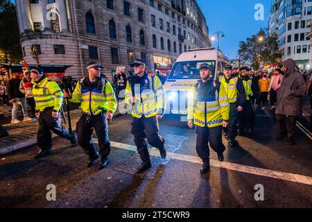London, Großbritannien. November 2023. Ein Mann, der einen Gesang geführt hat, wird von der Polizei rausgerissen und fast einen Aufstand ausgelöst, als sie versuchen, ihn wegzunehmen, um ihn freizulassen - nachdem Demonstranten die Station charing Cross besetzt haben - palästinensische Protestkundgebung, die einen Waffenstillstand forderte, auf dem Trafalgar Square. Die große Menschenmenge reagiert auf den jüngsten Ausbruch der Gewalt und die israelische Reaktion im Gazastreifen. Guy Bell/Alamy Live News Stockfoto