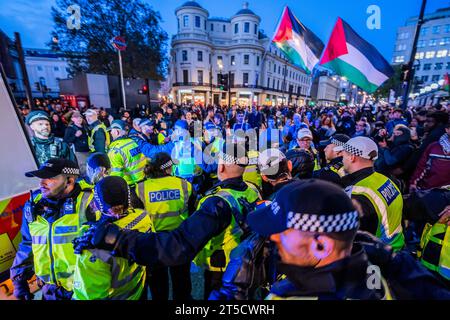 London, Großbritannien. November 2023. Ein Mann, der einen Gesang geführt hat, wird von der Polizei rausgerissen und fast einen Aufstand ausgelöst, als sie versuchen, ihn wegzunehmen, um ihn freizulassen - nachdem Demonstranten die Station charing Cross besetzt haben - palästinensische Protestkundgebung, die einen Waffenstillstand forderte, auf dem Trafalgar Square. Die große Menschenmenge reagiert auf den jüngsten Ausbruch der Gewalt und die israelische Reaktion im Gazastreifen. Guy Bell/Alamy Live News Stockfoto