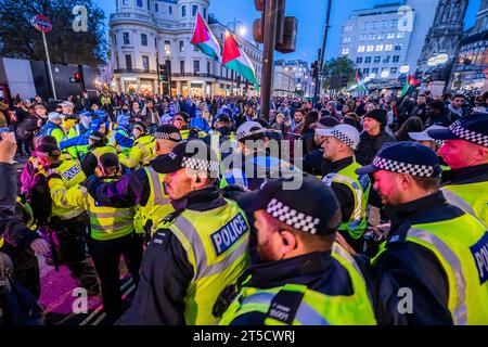 London, Großbritannien. November 2023. Ein Mann, der einen Gesang geführt hat, wird von der Polizei rausgerissen und fast einen Aufstand ausgelöst, als sie versuchen, ihn wegzunehmen, um ihn freizulassen - nachdem Demonstranten die Station charing Cross besetzt haben - palästinensische Protestkundgebung, die einen Waffenstillstand forderte, auf dem Trafalgar Square. Die große Menschenmenge reagiert auf den jüngsten Ausbruch der Gewalt und die israelische Reaktion im Gazastreifen. Guy Bell/Alamy Live News Stockfoto