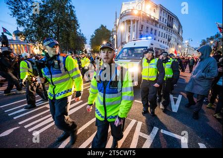 London, Großbritannien. November 2023. Ein Mann, der einen Gesang geführt hat, wird von der Polizei rausgerissen und fast einen Aufstand ausgelöst, als sie versuchen, ihn wegzunehmen, um ihn freizulassen - nachdem Demonstranten die Station charing Cross besetzt haben - palästinensische Protestkundgebung, die einen Waffenstillstand forderte, auf dem Trafalgar Square. Die große Menschenmenge reagiert auf den jüngsten Ausbruch der Gewalt und die israelische Reaktion im Gazastreifen. Guy Bell/Alamy Live News Stockfoto