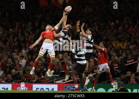 Cardiff, Großbritannien. November 2023. Alun Wyn Jones von den Barbarians (c) springt mit Taine Plumtree aus Wales (l) um einen hohen Ball. Wales gegen Barbarians im Fürstentum-Stadion in Cardiff am Samstag, 4. November 2023. bild von Andrew Orchard/Andrew Orchard Sportfotografie/Alamy Live News Credit: Andrew Orchard Sportfotografie/Alamy Live News Stockfoto