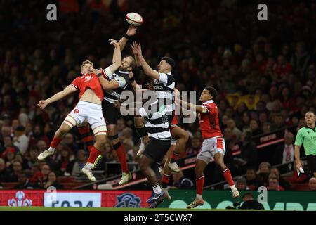 Cardiff, Großbritannien. November 2023. Alun Wyn Jones von den Barbarians (c) springt mit Taine Plumtree aus Wales (l) um einen hohen Ball. Wales gegen Barbarians im Fürstentum-Stadion in Cardiff am Samstag, 4. November 2023. bild von Andrew Orchard/Andrew Orchard Sportfotografie/Alamy Live News Credit: Andrew Orchard Sportfotografie/Alamy Live News Stockfoto