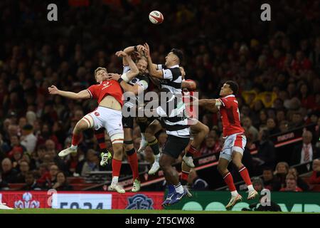 Cardiff, Großbritannien. November 2023. Alun Wyn Jones von den Barbarians (c) springt mit Taine Plumtree aus Wales (l) um einen hohen Ball. Wales gegen Barbarians im Fürstentum-Stadion in Cardiff am Samstag, 4. November 2023. bild von Andrew Orchard/Andrew Orchard Sportfotografie/Alamy Live News Credit: Andrew Orchard Sportfotografie/Alamy Live News Stockfoto